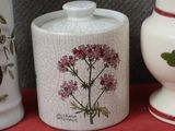 trois vases posés l'un à côté de l'autre sur une table