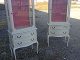 paire de vitrines anciennes en verre peint en blanc, dotées de tiroirs