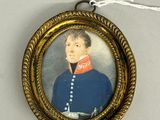 Une vieille photo d'un homme en uniforme bleu est accrochée au mur.