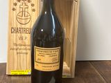 une bouteille de vin posée sur une table à côté d'une boîte