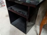 une photo d'une table noire sur laquelle est posé un tableau