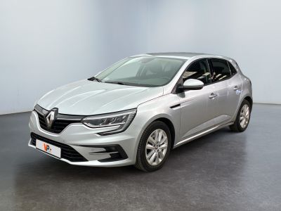 une voiture argentée garée dans une pièce aux murs blancs