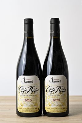 deux bouteilles de vin posées sur une table en bois
