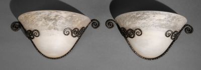 paire d'appliques murales en marbre blanc et métal noir