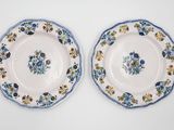 deux assiettes bleues et blanches ornées de fleurs sur un fond blanc