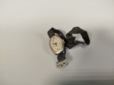 une montre posée sur une surface blanche
