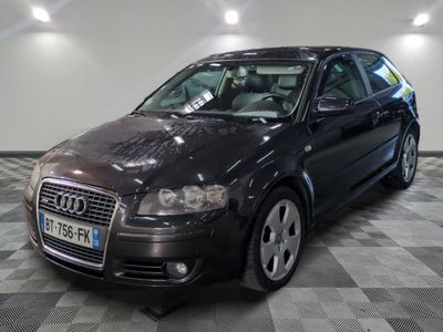 la photo d'une voiture noire garée dans un garage