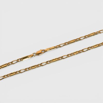 une paire de bracelets en chaîne en or sur fond blanc