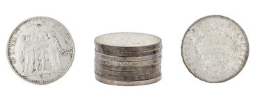 trois pièces d'argent empilées les unes sur les autres