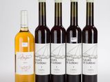 quatre bouteilles de vin posées les unes à côté des autres sur une table