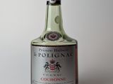 une bouteille d'alcool posée sur une table