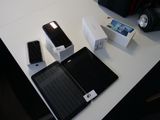 Plusieurs téléphones portables sont posés sur une table, à côté d'une boîte