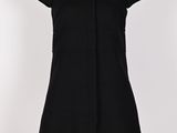 une robe noire sur un mannequin mannequin mannequin mannequin mannequin mann