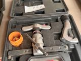 une trousse à outils posée sur une table