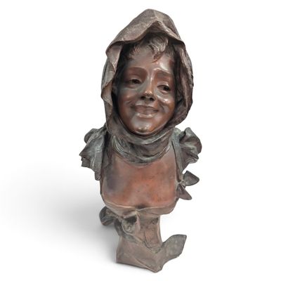 buste en bronze représentant un enfant coiffé d'une capuche