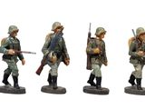 trois figurines représentant des hommes en uniforme, munis de fusils et de casques