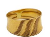 gros plan d'une bague en or sur fond blanc