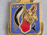 gros plan d'un badge sur une surface blanche