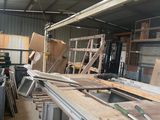 plusieurs pièces de bois sont empilées dans un entrepôt