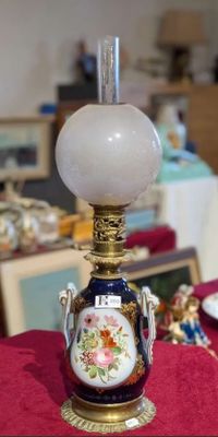 BAYEUX, Lampe de table à décor dans un cartouche de fleurs, …