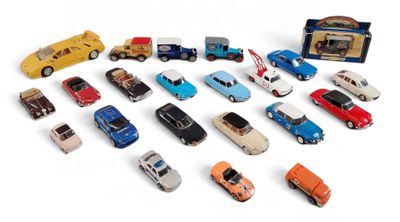 un grand nombre de voitures-jouets sur une surface blanche