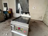 une machine qui se trouve à l'intérieur d'un bâtiment
