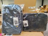 deux sacs posés sur une boîte en carton
