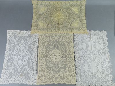 Réunion de 4 napperons rectangulaires en dentelle.