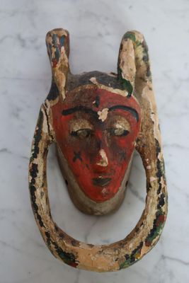 Un masque Guru (pigments rouge et noir)