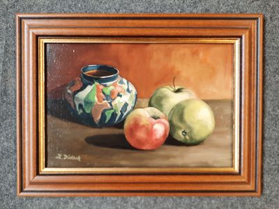un tableau représentant deux pommes et un vase posés sur une table