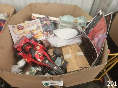 une boîte en carton remplie de jouets et d'autres objets