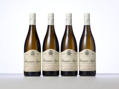 trois bouteilles de vin posées l'une à côté de l'autre sur une table