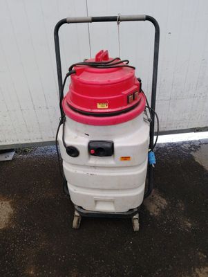 une image représentant un aspirateur rouge et blanc
