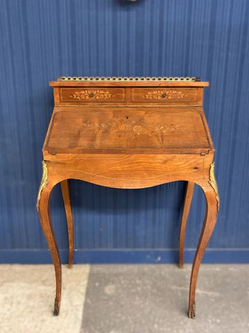 Bureau de pente de style Louis XV, en bois de placage décor de ma...