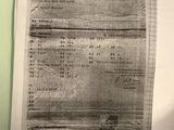 une photo en noir et blanc d'un ticket de caisse posé sur une table