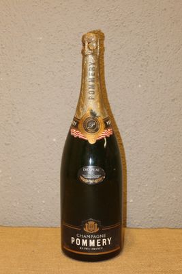une bouteille de champagne posée sur une table