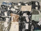 de nombreuses chemises pour hommes exposées dans un magasin