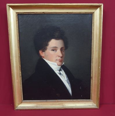 portrait d'un jeune homme en costume noir et chemise blanche