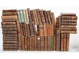 un grand nombre de vieux livres empilés les uns sur les autres