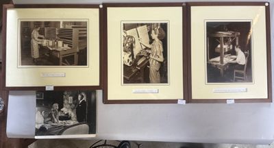 trois tableaux encadrés accrochés au mur au-dessus d'un poêle