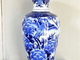 un vase bleu et blanc posé sur une table en bois