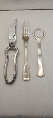 Un sécateur à viande (longueur 23,5cm) On y joint deux pièce…