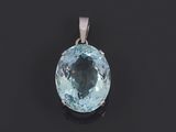 un pendentif en topaze bleu aqua sur un fond noir