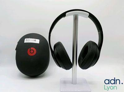 un casque posé sur un support à côté d'un ballon