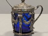 une théière en verre bleu contenant une cuillère