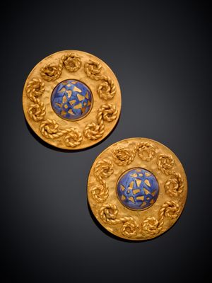 une paire de boucles d’oreilles en or et émail bleu
