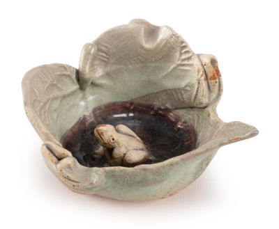 RECIPIENT en grès à glaçure céladon à décor de feuilles d'ea…