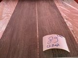 un gros plan d'une table en bois sur laquelle est posée une étiquette de prix