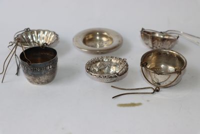 beaucoup d'objets en argent qui se trouvent sur la table