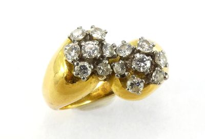 gros plan d'une bague en or et diamants sur fond blanc